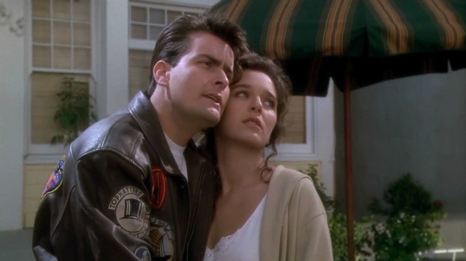 Charlie Sheen a Valeria Golino v komedii Žhavé výstřely.